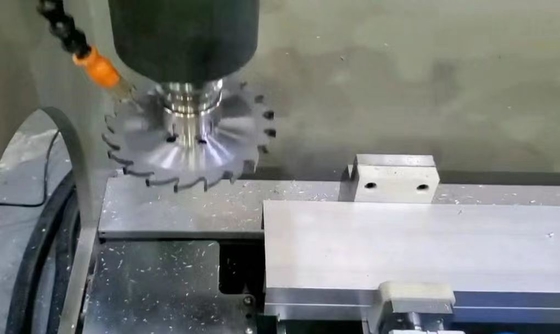 3 eixo CNC controlado centro de usinagem de perfil trabalhando com perfil 3 lados na área da porta da janela