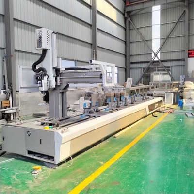 Perfil de alumínio de 7000 mm 4 eixos Centro de usinagem CNC Perfuração automática Fresagem de furos em perfil de alumínio