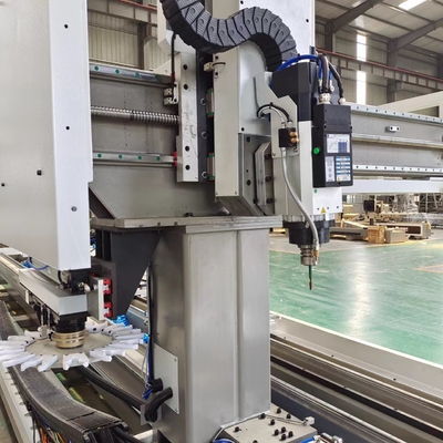 Perfil de alumínio de 7000 mm 4 eixos Centro de usinagem CNC Perfuração automática Fresagem de furos em perfil de alumínio