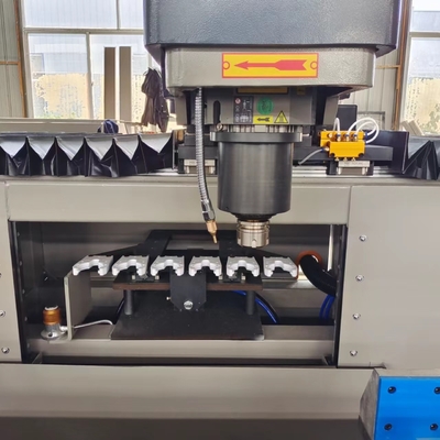 3 eixo CNC controlado centro de usinagem de perfil trabalhando com perfil 3 lados na área da porta da janela