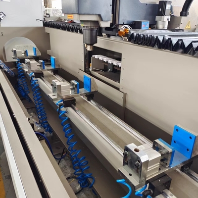 Perfil de alumínio Centros de usinagem CNC Mudança automática de ferramentas para trabalhar com comprimento de 3000 mm