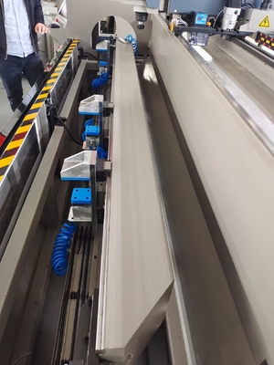 3 eixos Alumínio máquina de fresagem CNC perfuração automática fresagem todos os tipos de buracos no perfil
