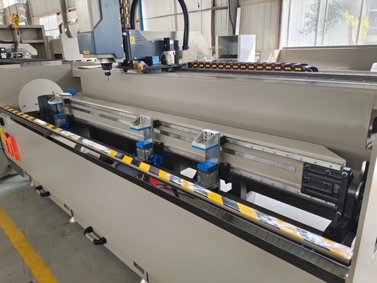 3 eixos Alumínio máquina de fresagem CNC perfuração automática fresagem todos os tipos de buracos no perfil