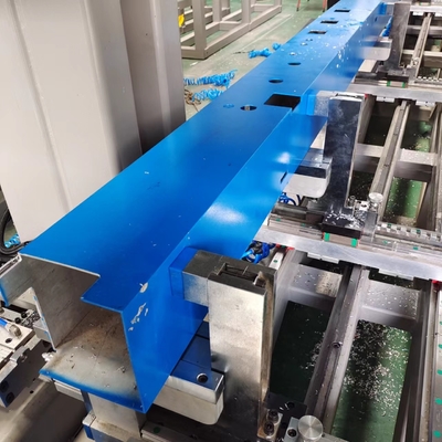Máquina de fabricação de portas, janelas e paredes de cortina de liga de alumínio vertical de 4 eixos