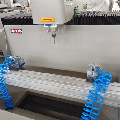 Máquina de roteador CNC de cabeça única de 800 mm para furos de fresagem de perfuração de alumínio e UPVC