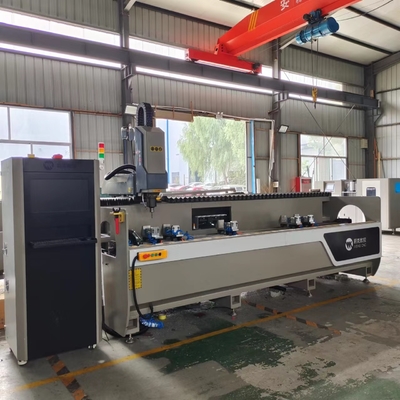 3 eixos Centro de usinagem CNC de alumínio com mesa de trabalho pode ser girado de +90° a -90°