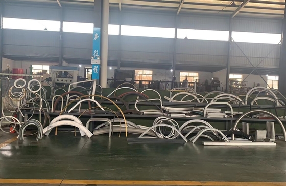 Máquina automática de dobra de molduras de janelas de alumínio