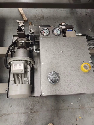 Máquina de trituração de vidros de alumínio por CNC / Máquina de trituração de cantos para perfis de alumínio