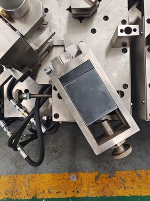 Máquina de trituração de vidros de alumínio por CNC / Máquina de trituração de cantos para perfis de alumínio