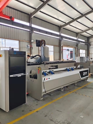 3 eixo CNC controlado centro de usinagem de perfil trabalhando com perfil 3 lados na área da porta da janela