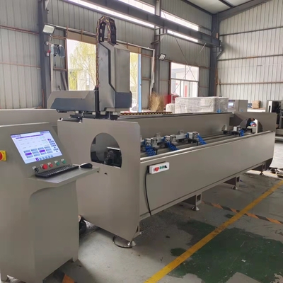 3 eixo CNC controlado centro de usinagem de perfil trabalhando com perfil 3 lados na área da porta da janela